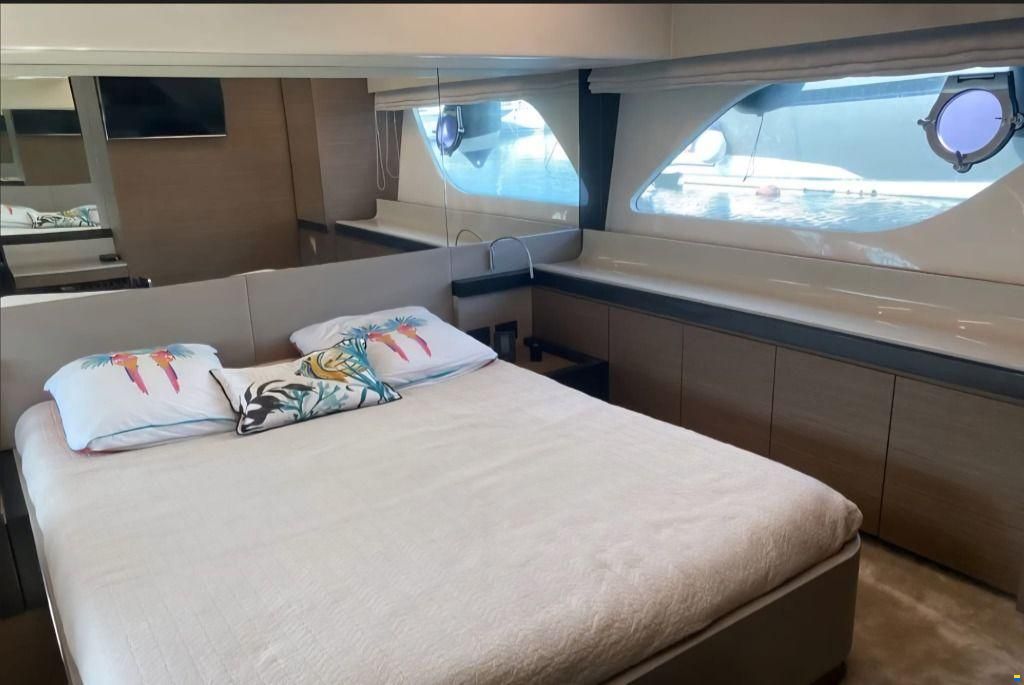 Ferretti 550