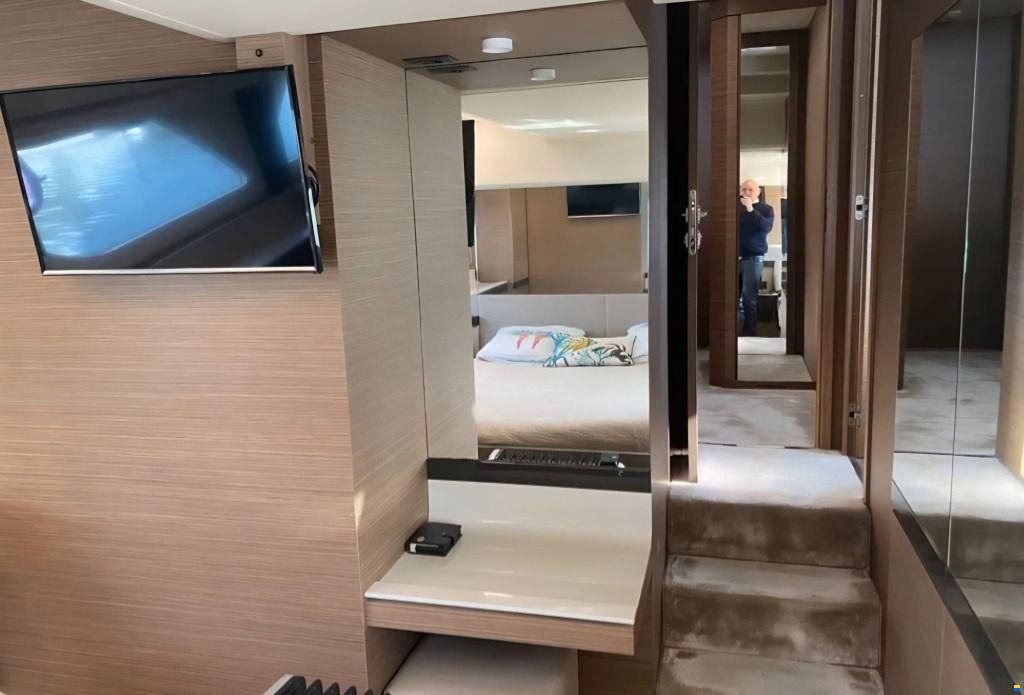 Ferretti 550
