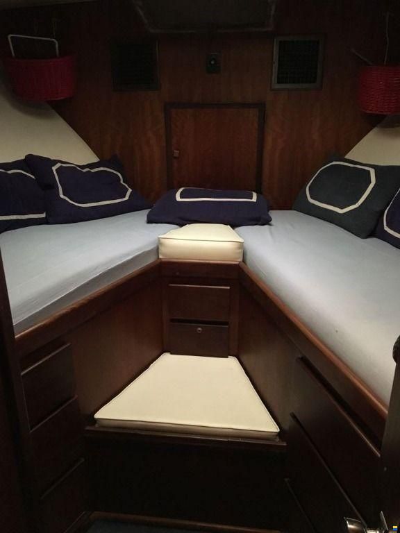 Hatteras Yachts 43 DOUBLE CABIN