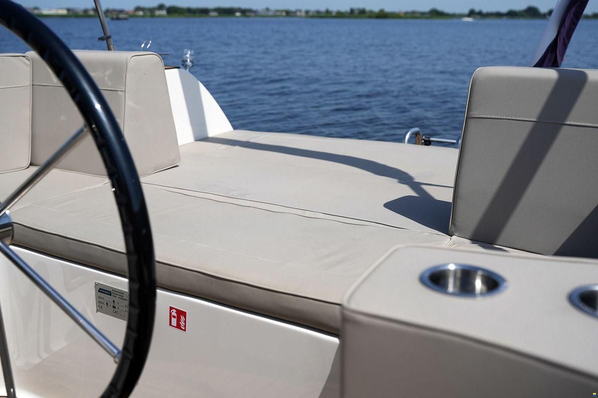 Interboat DE Intender 820