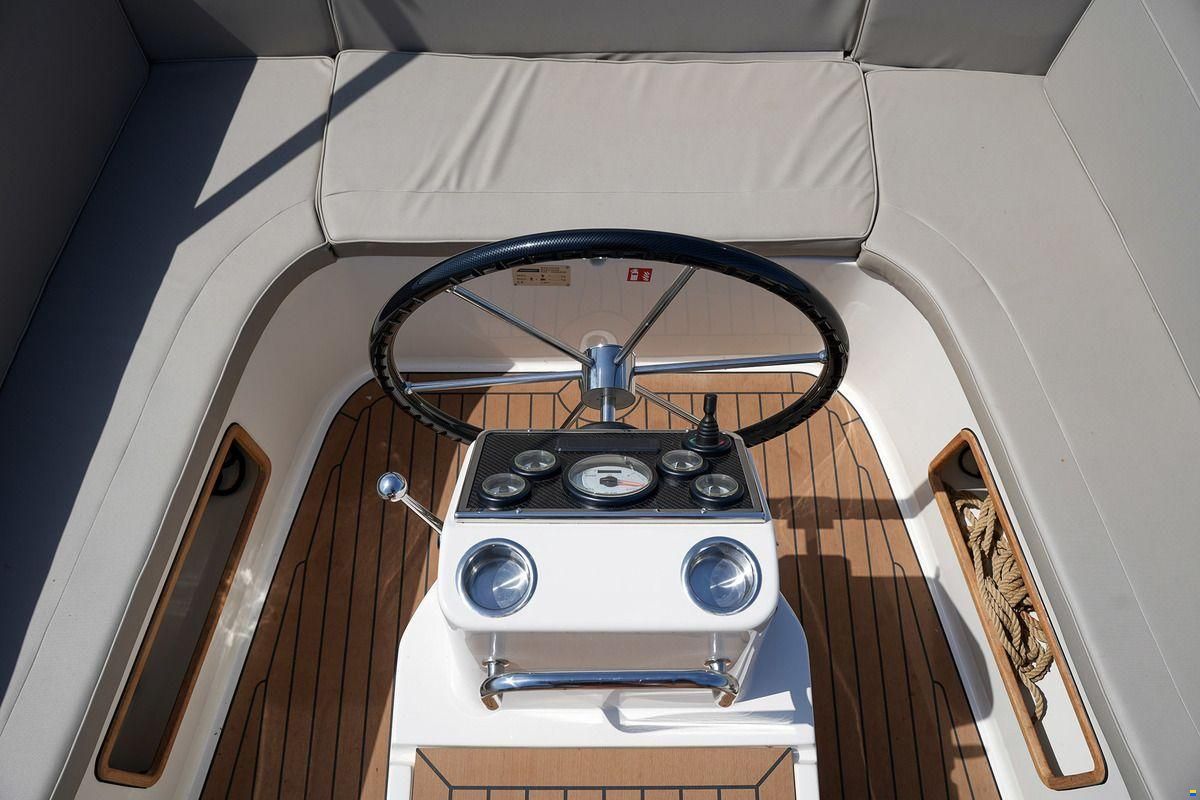 Interboat DE Intender 820