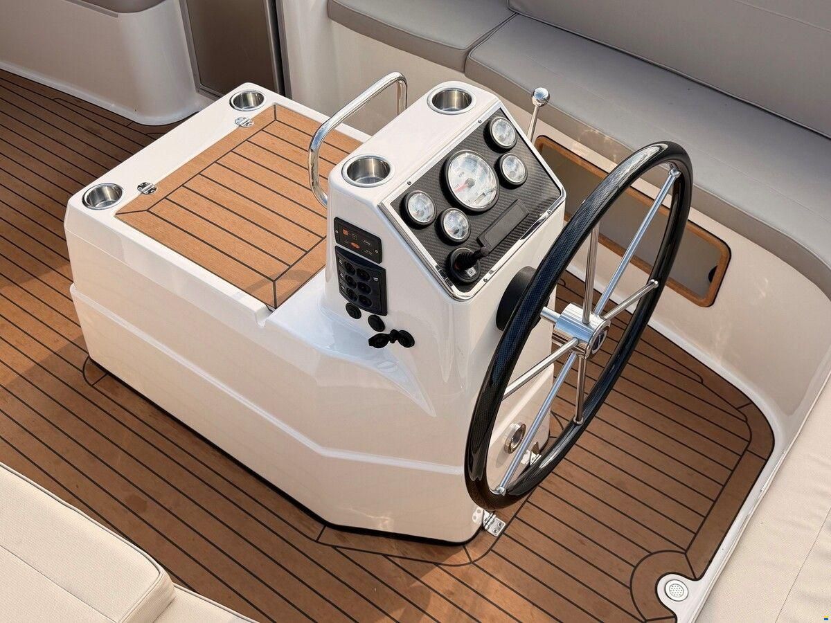 Interboat DE Intender 820