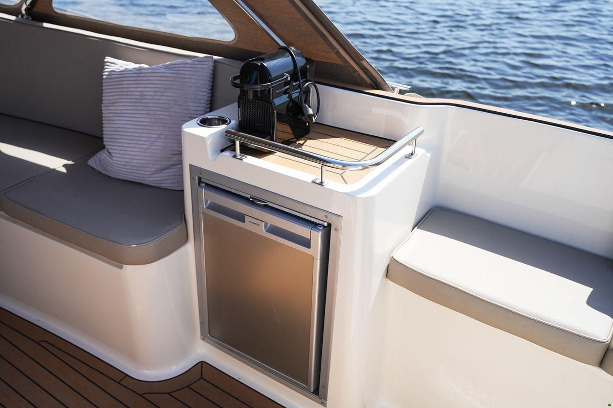 Interboat DE Intender 820