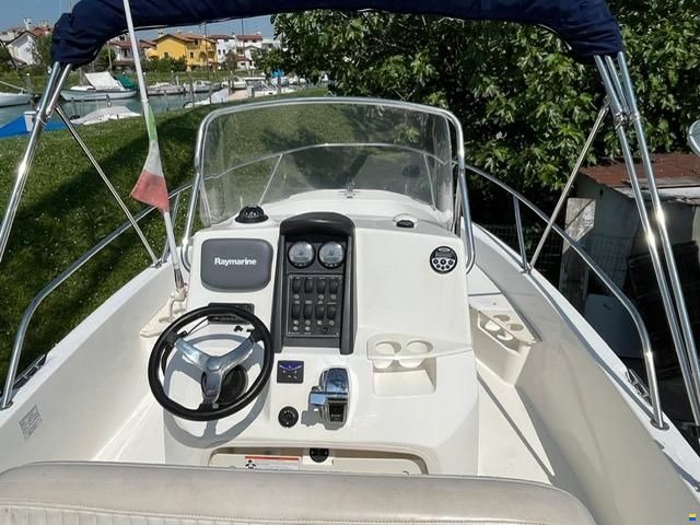 Boston Whaler 200 DAUNTLESS