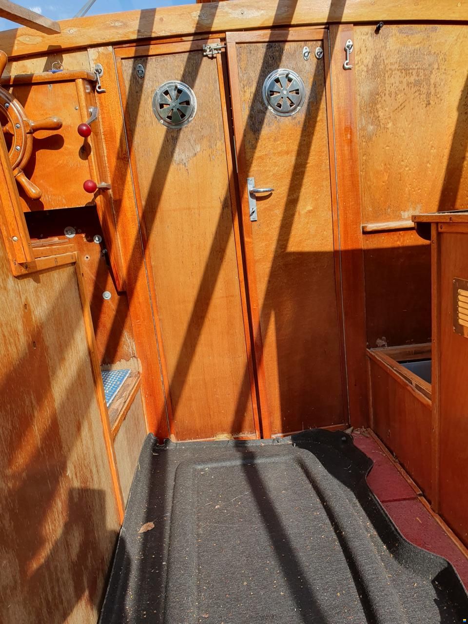 Cabinbåt i Mahogny volvo motor