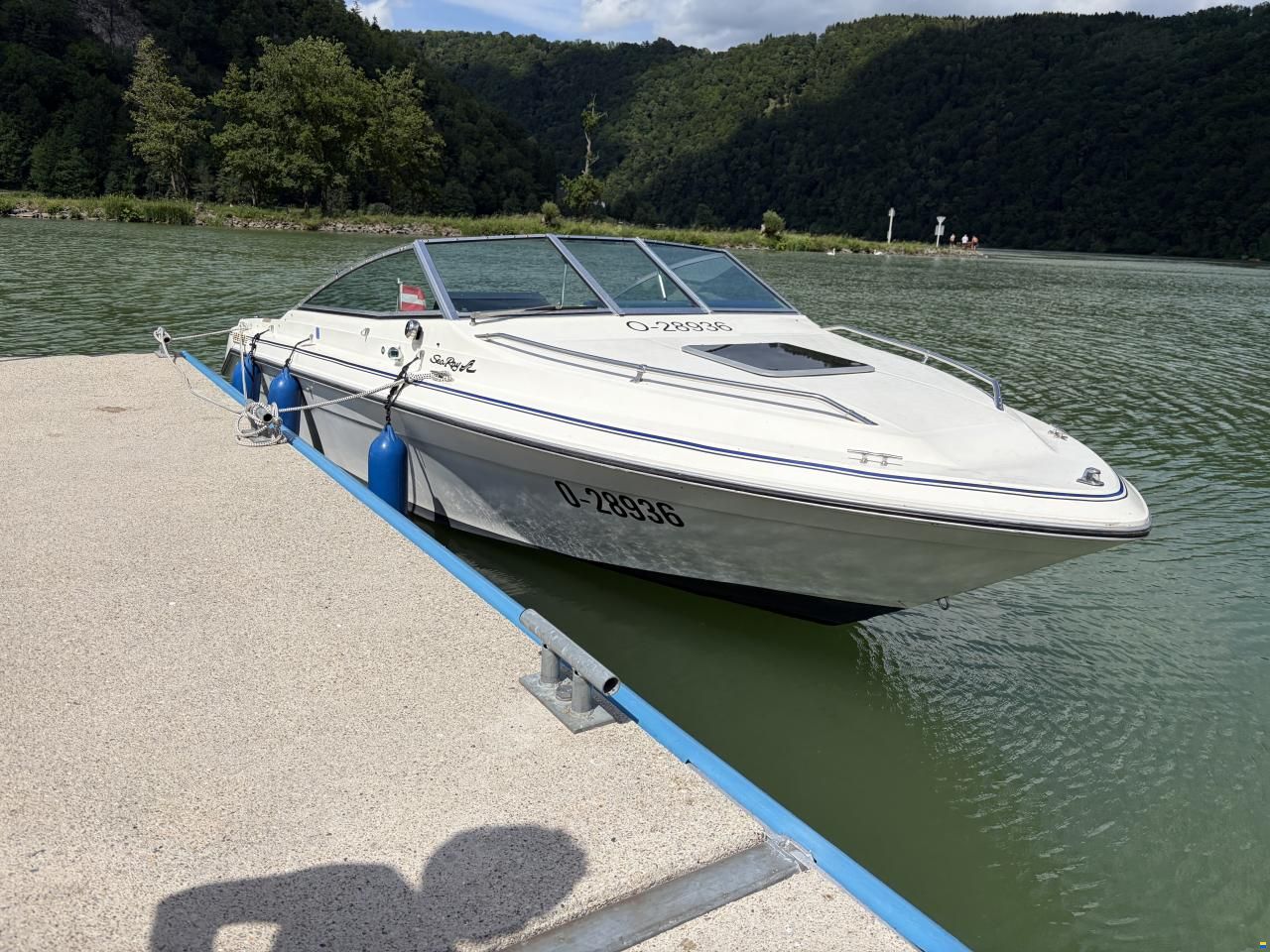 Sea Ray 200 Cuddy Cabin