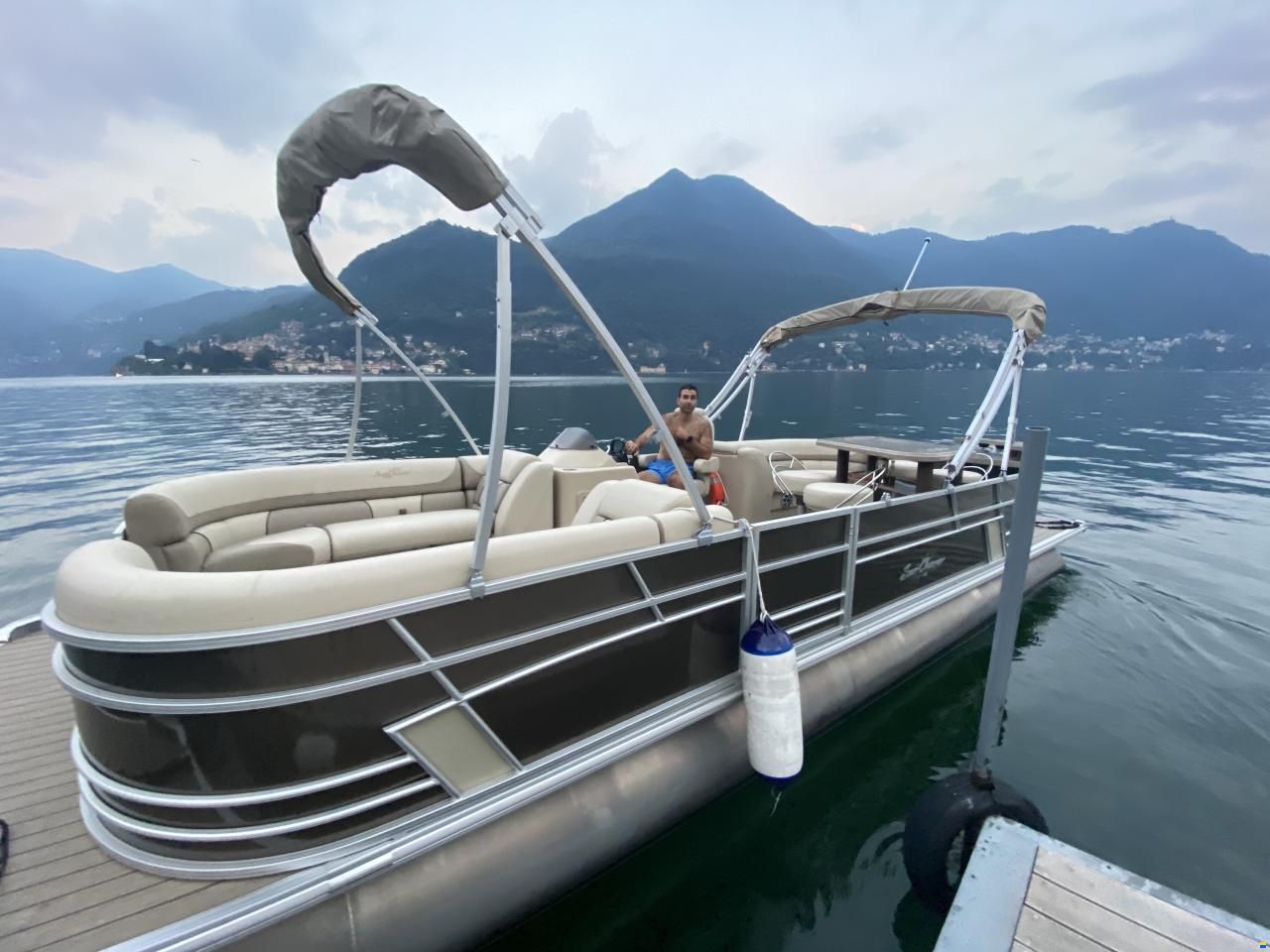 Sunchaser Eclipse 8525 Entertainer