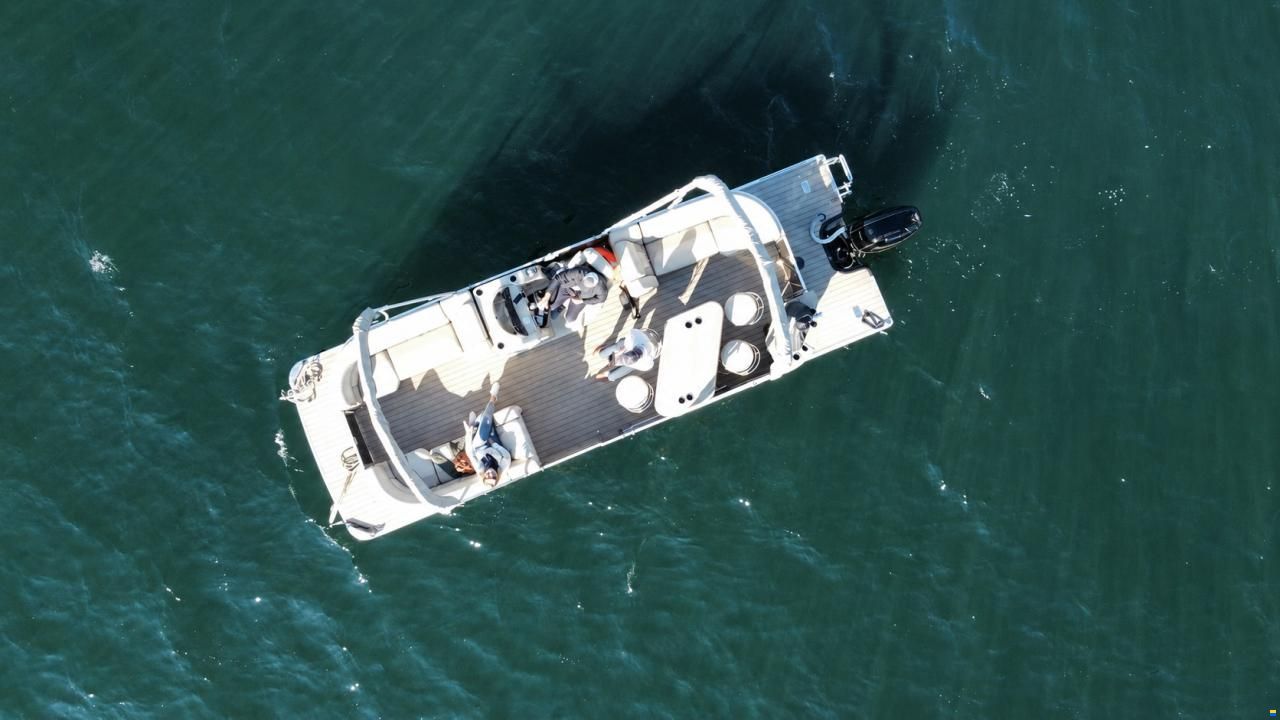 Sunchaser Eclipse 8525 Entertainer