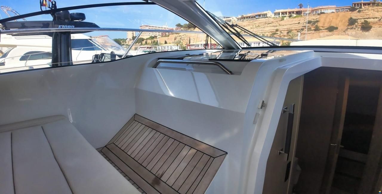Sealine S335