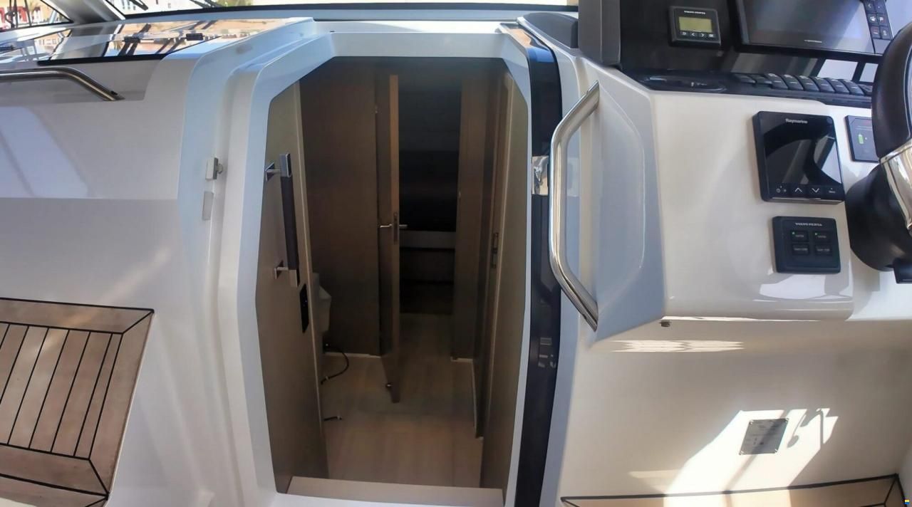 Sealine S335