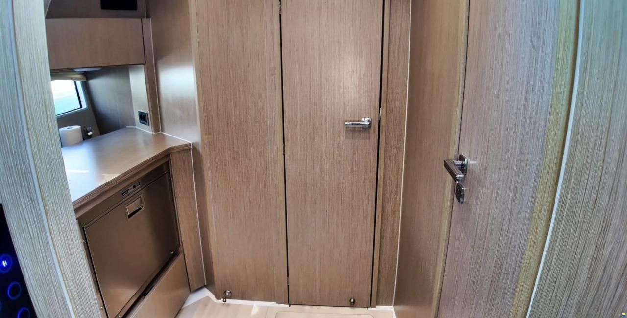 Sealine S335