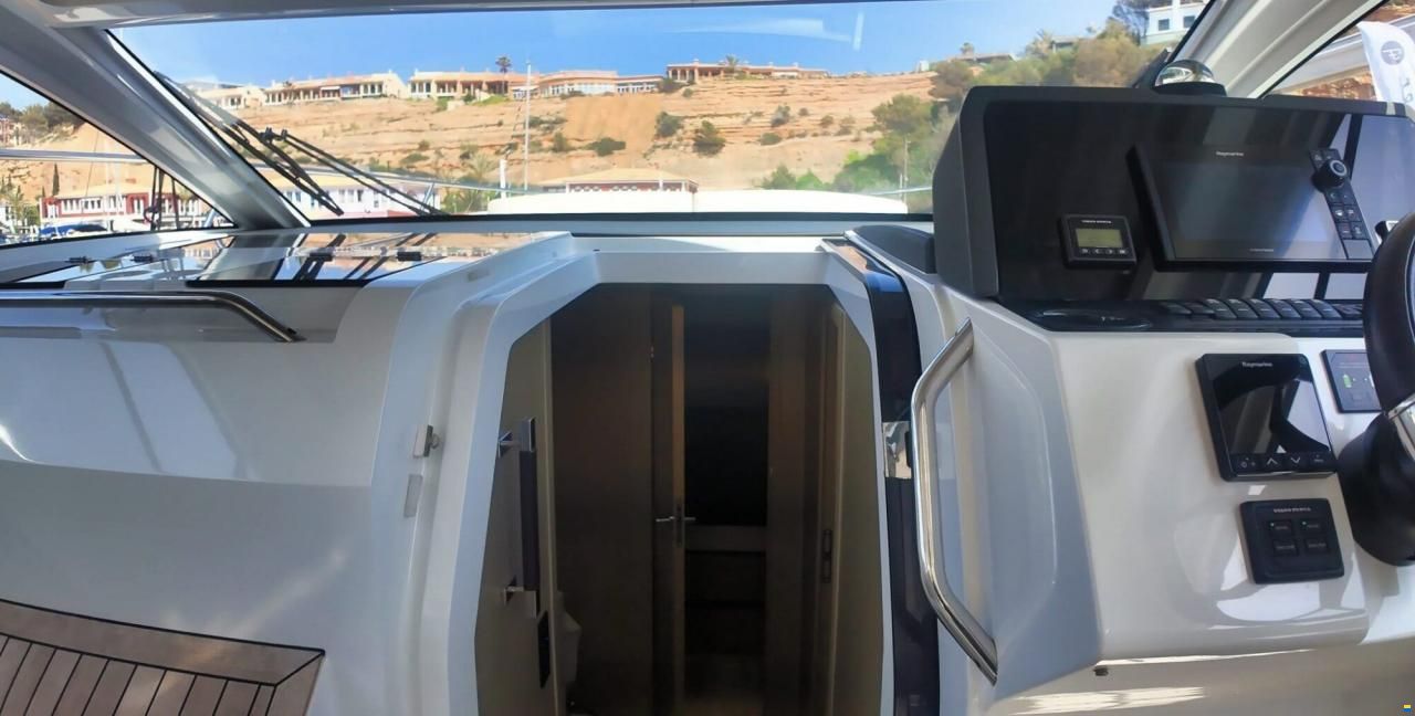 Sealine S335