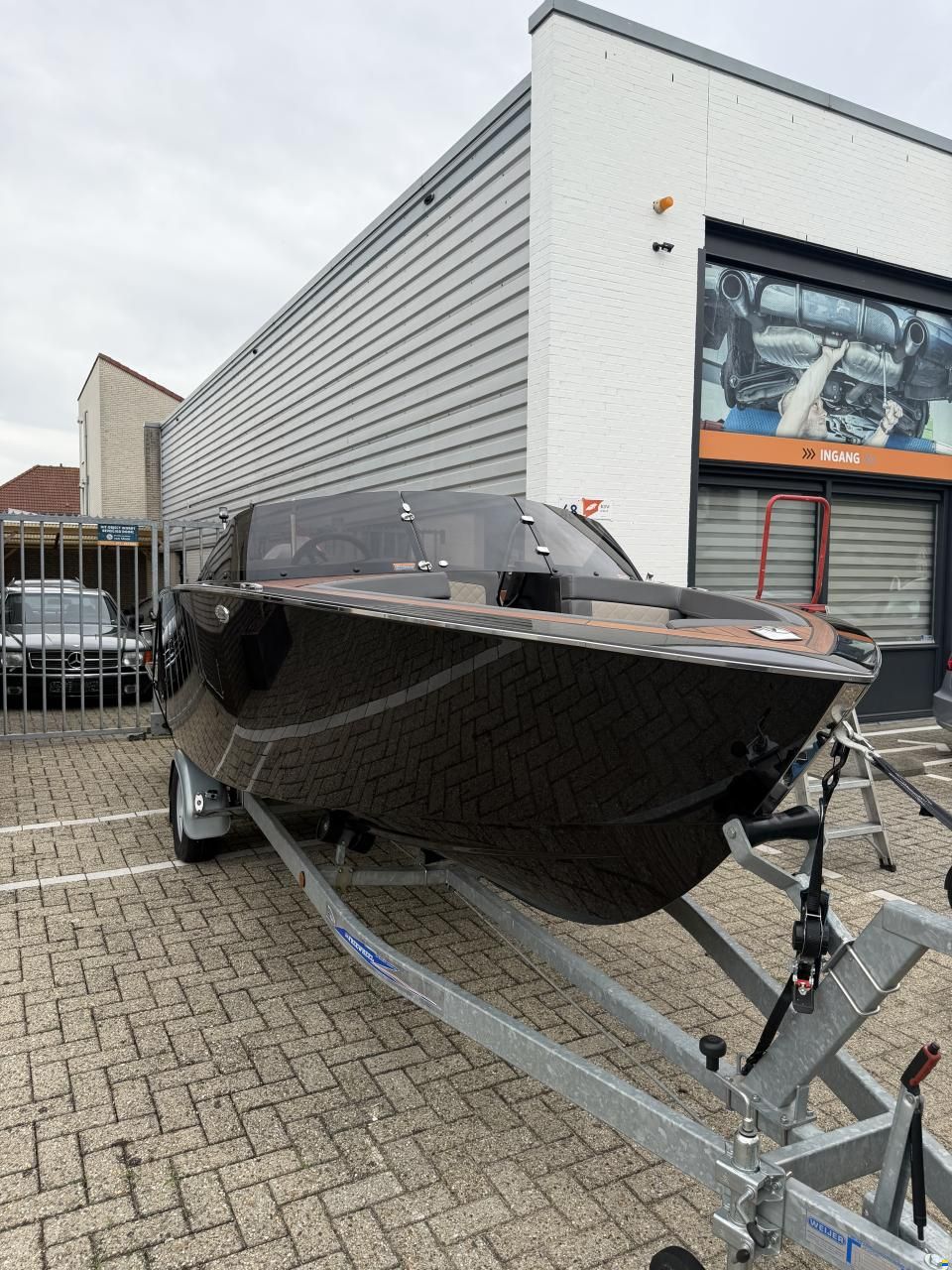 Flying Shark 5.7 Bowrider