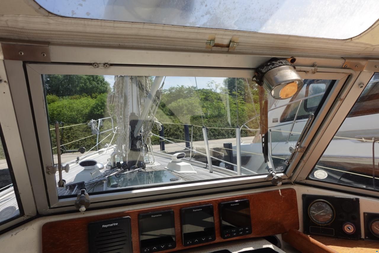 Hallberg-Rassy 352