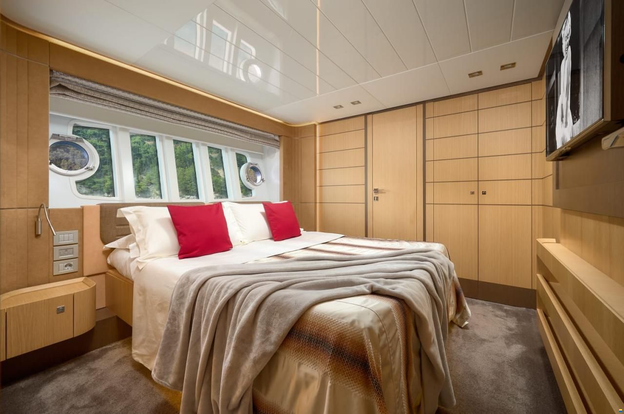 Ferretti 960