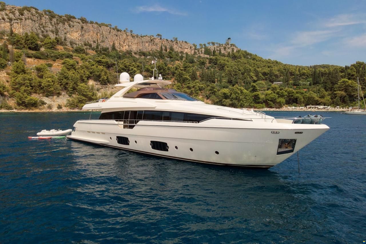 Ferretti 960