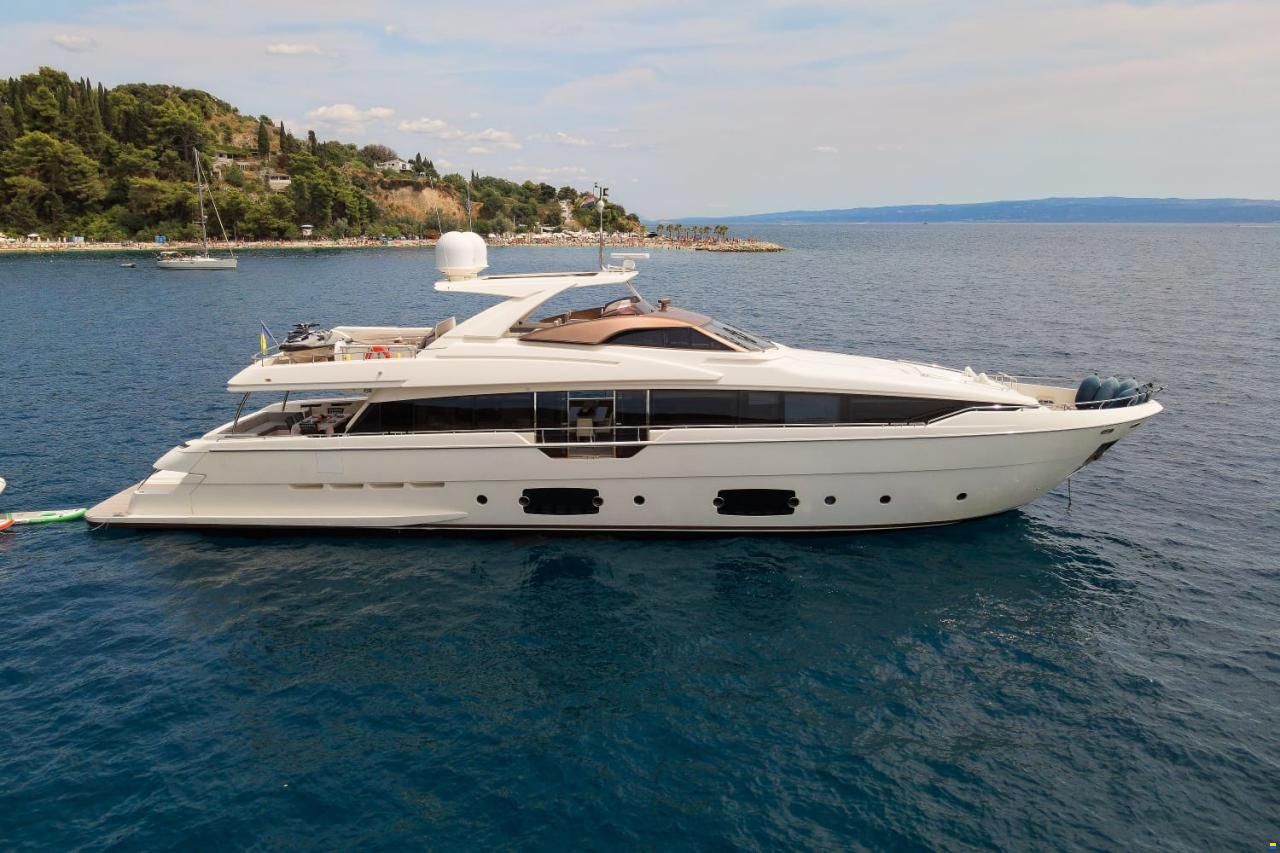 Ferretti 960