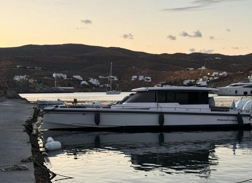 Axopar 37 Sport Cabin