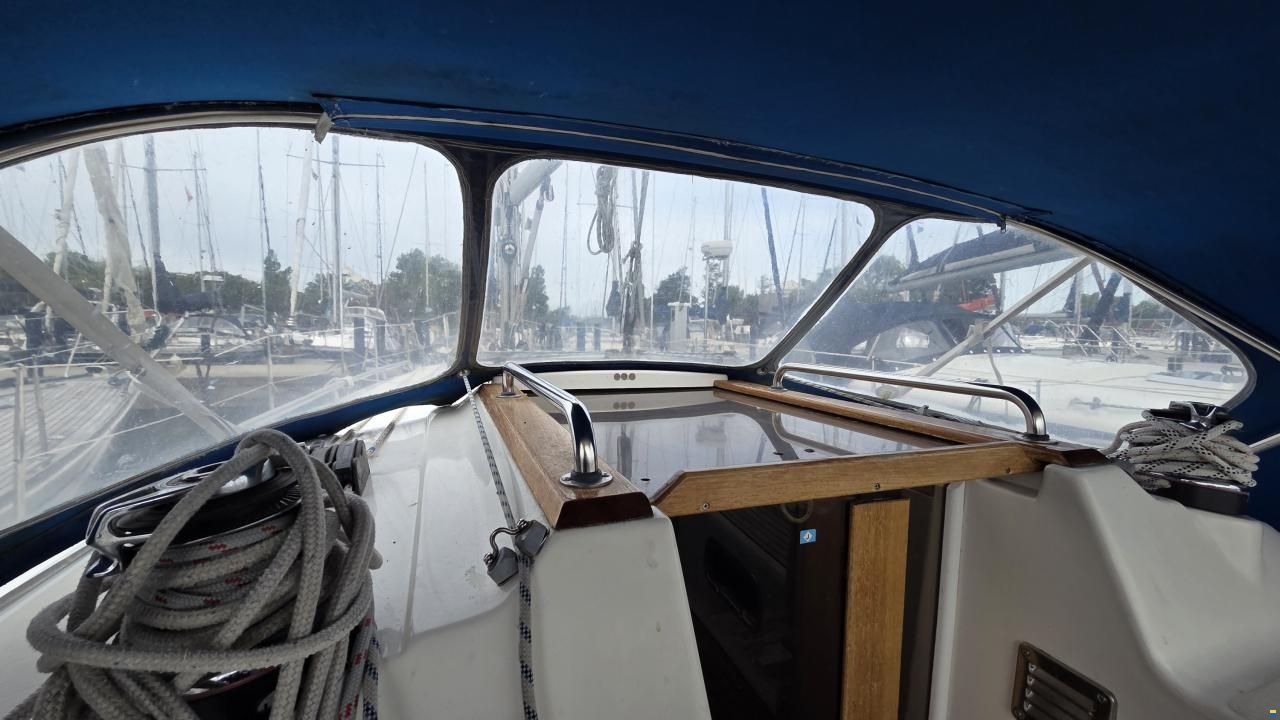 Bavaria C37-2 cabin