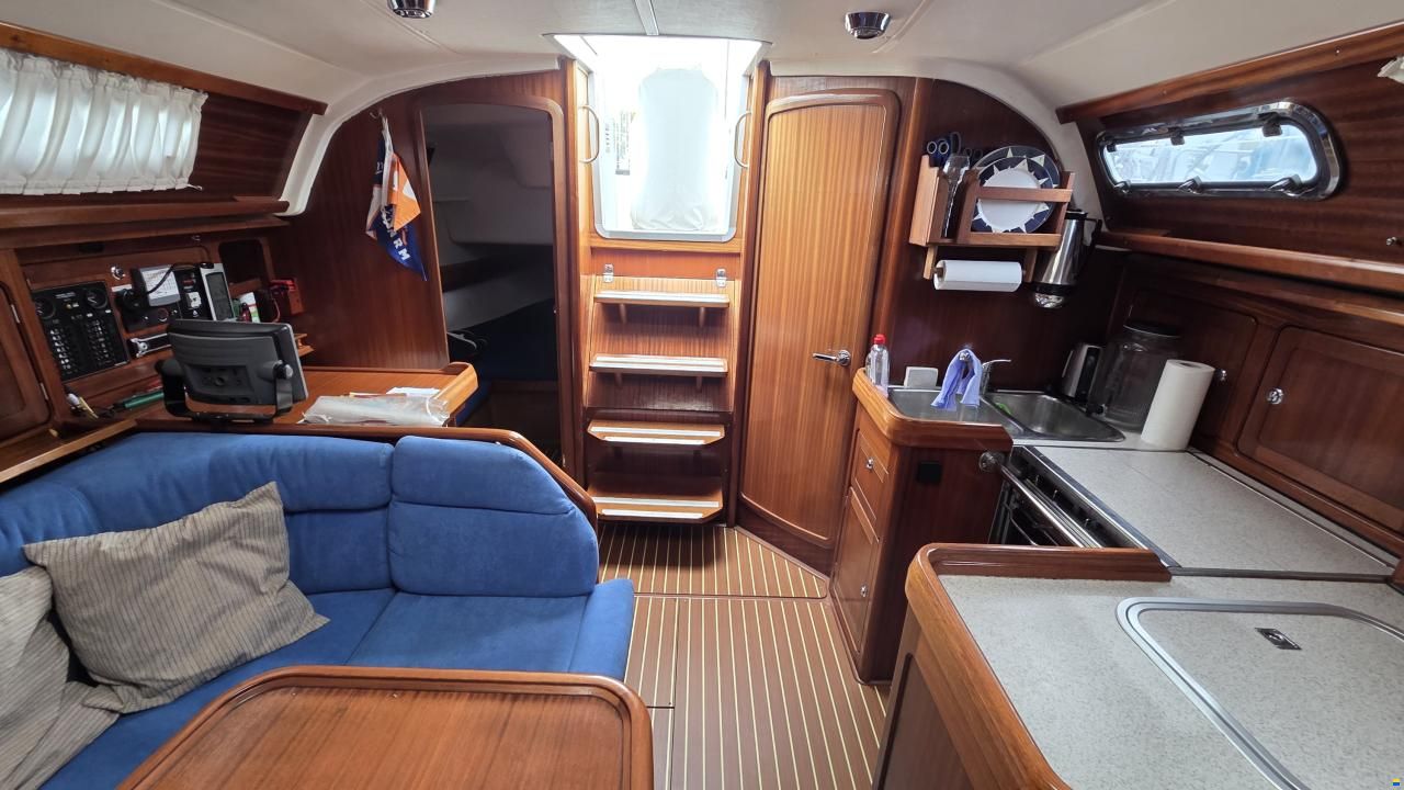 Bavaria C37-2 cabin