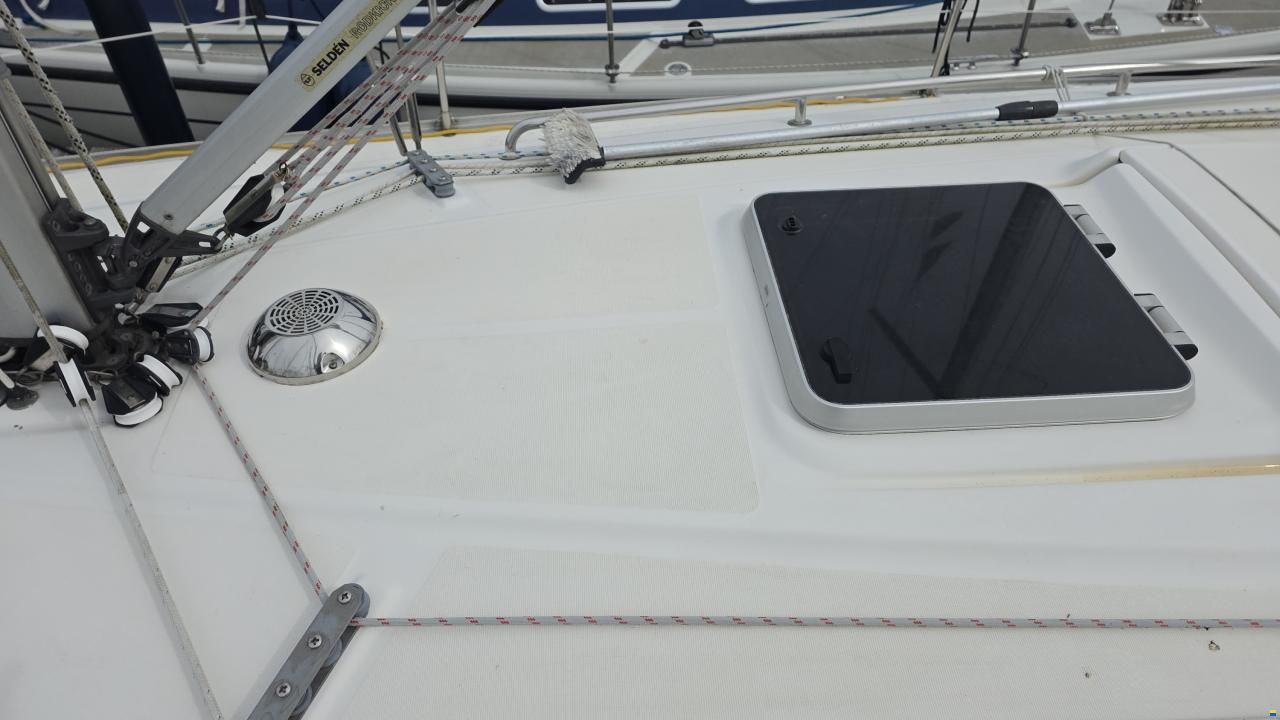 Bavaria C37-2 cabin