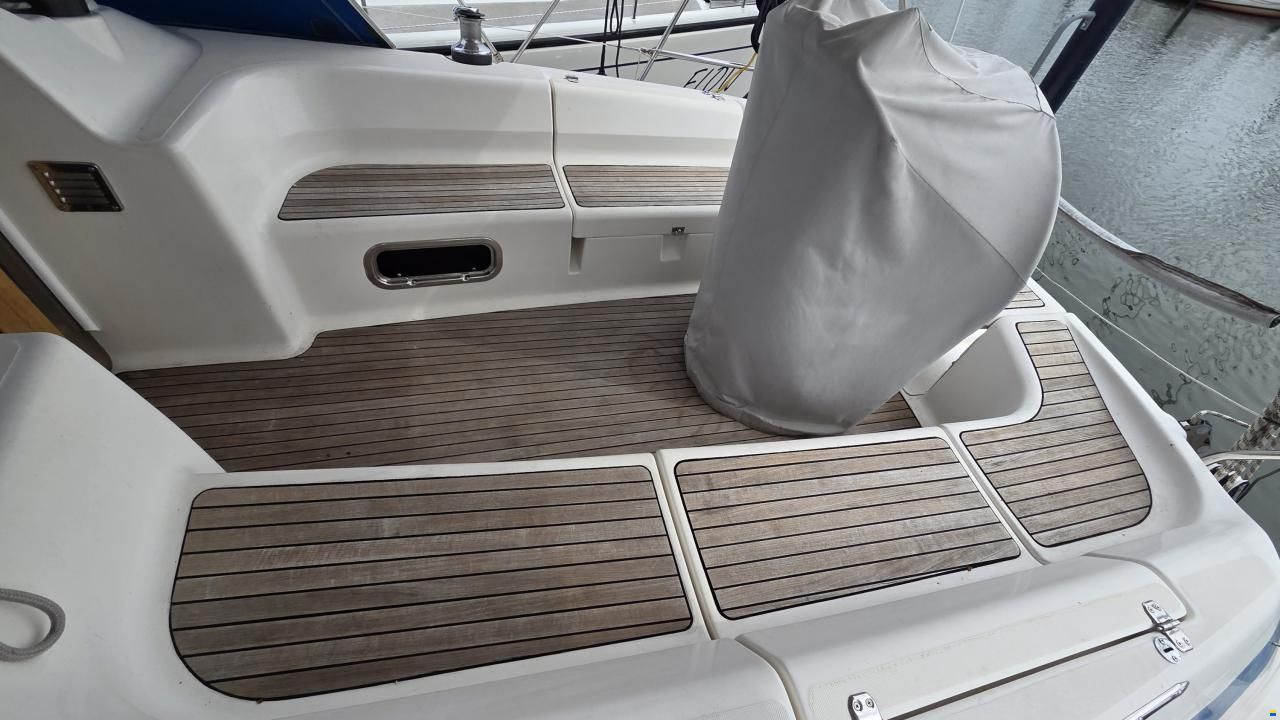 Bavaria C37-2 cabin