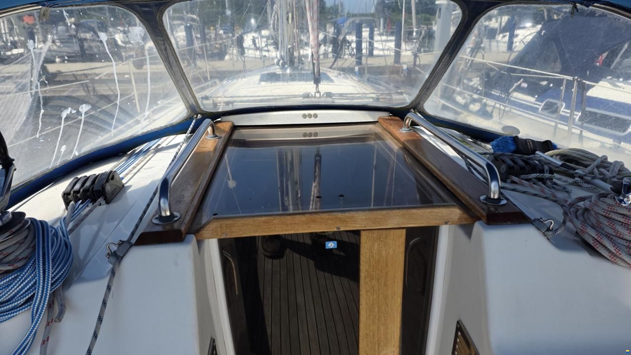 Bavaria C37-2 cabin