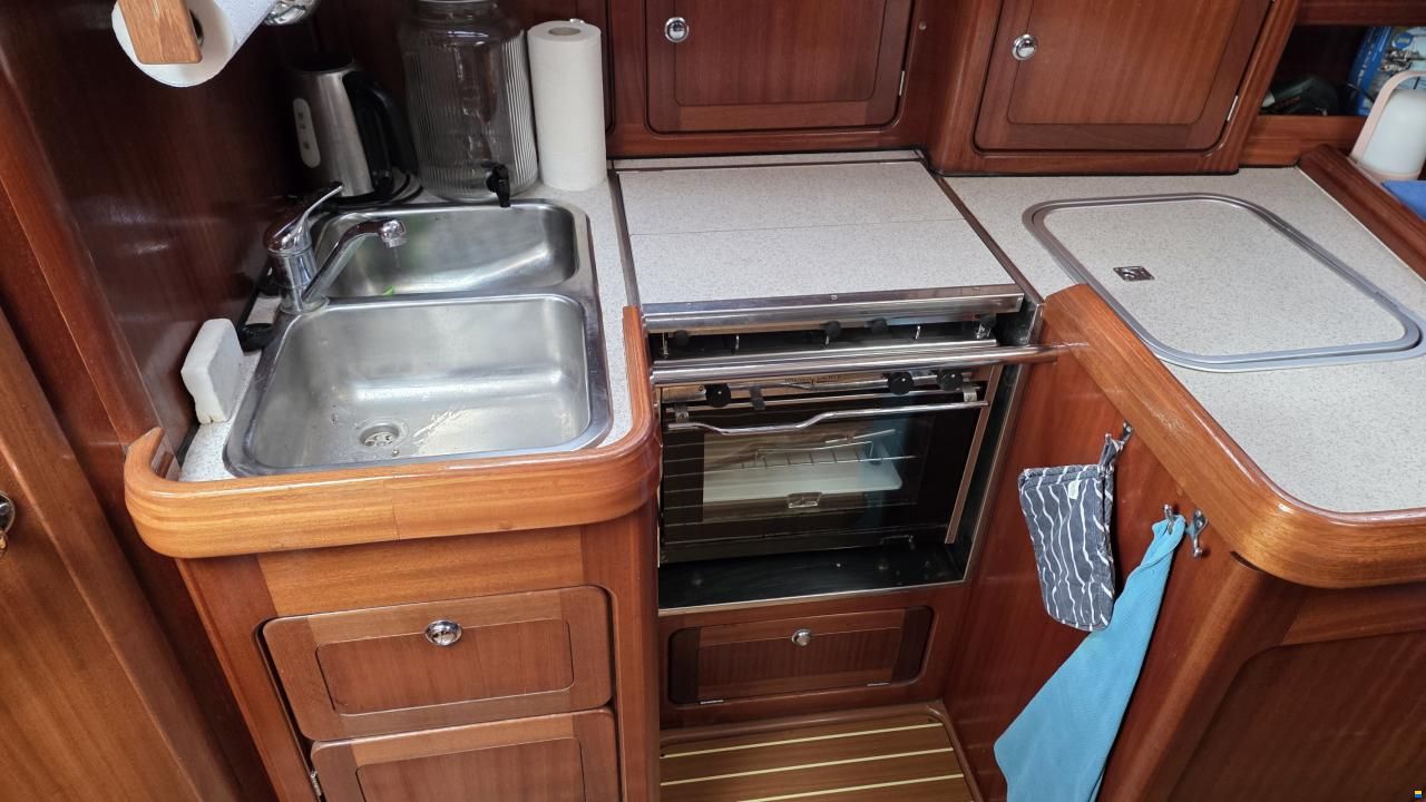 Bavaria C37-2 cabin