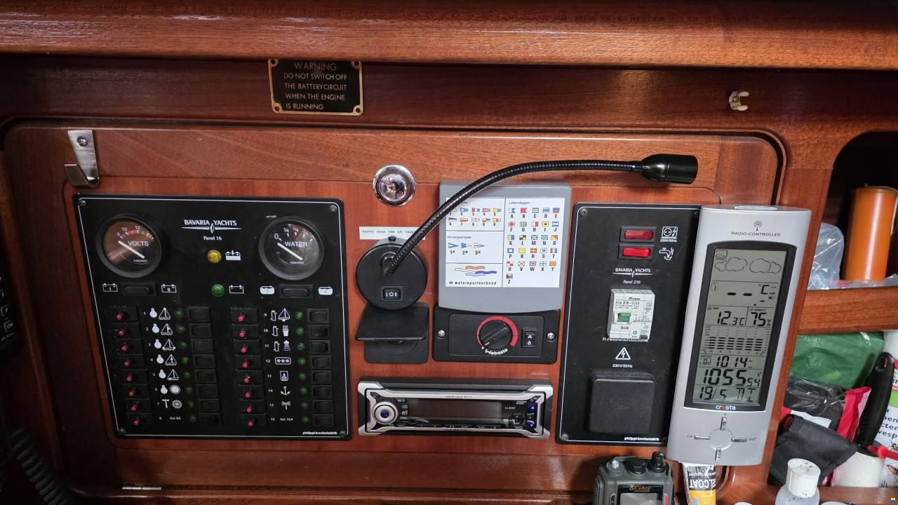 Bavaria C37-2 cabin