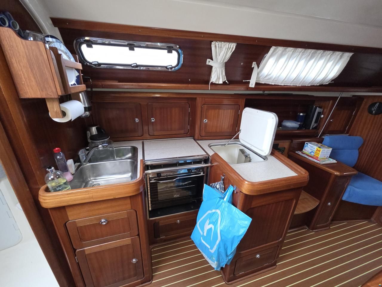 Bavaria C37-2 cabin