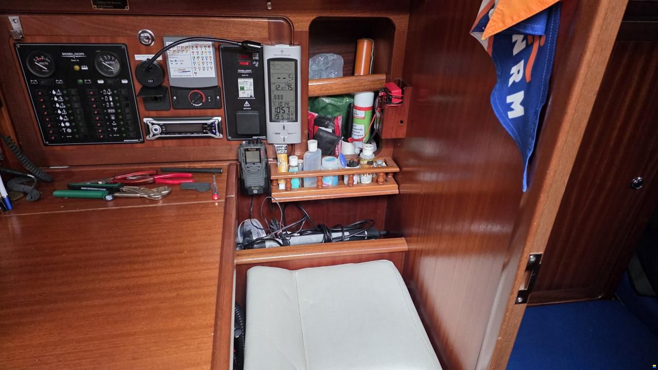 Bavaria C37-2 cabin