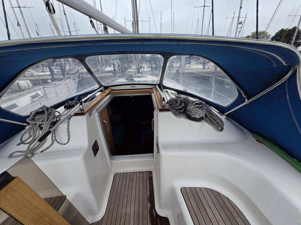 Bavaria C37-2 cabin