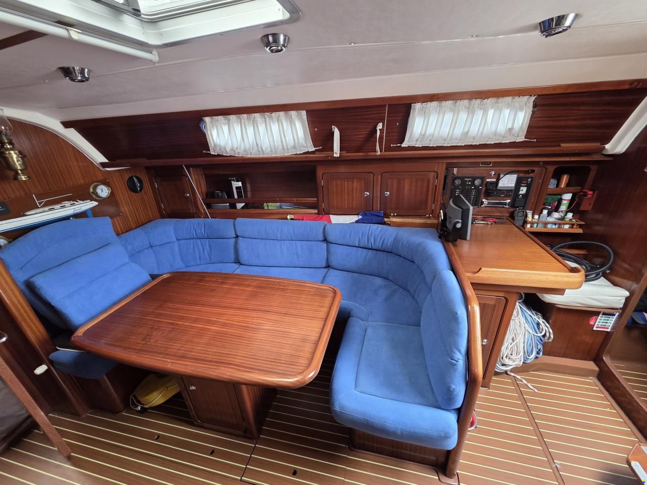 Bavaria C37-2 cabin