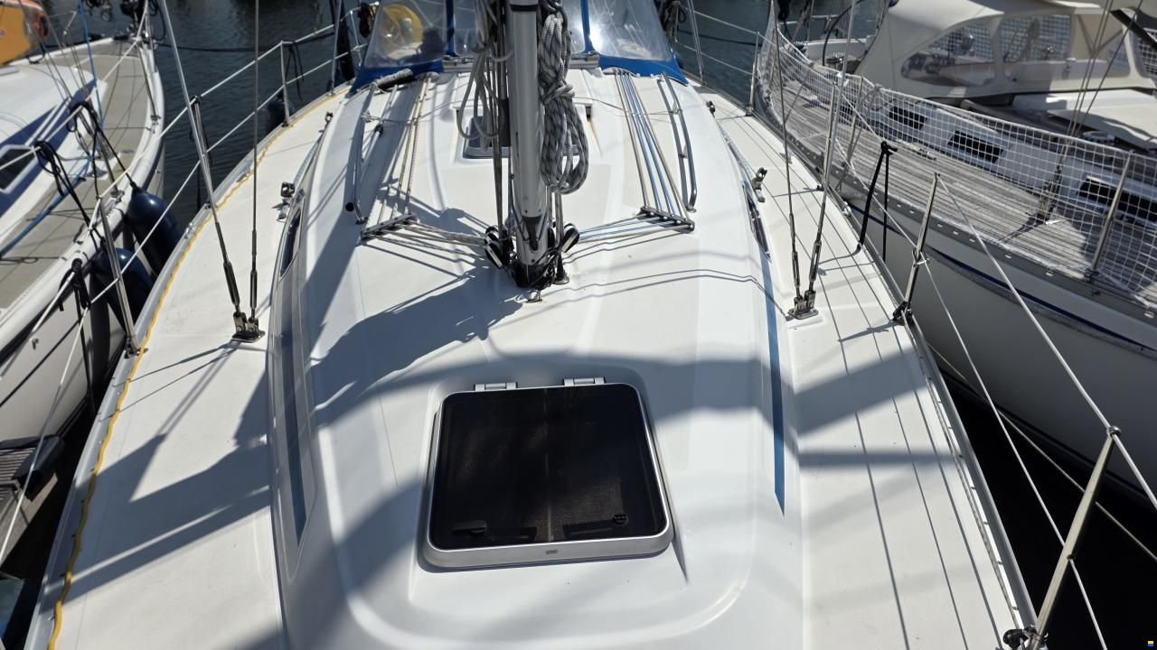 Bavaria C37-2 cabin