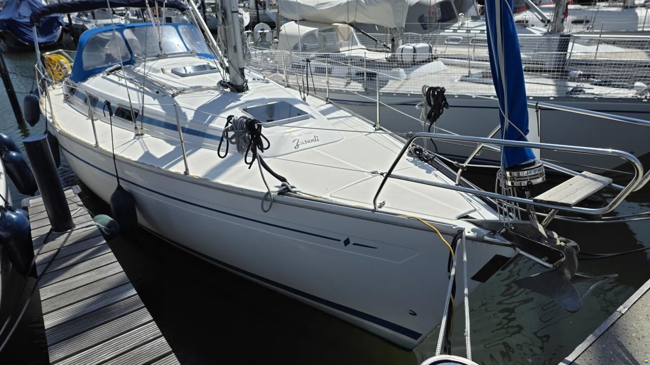 Bavaria C37-2 cabin