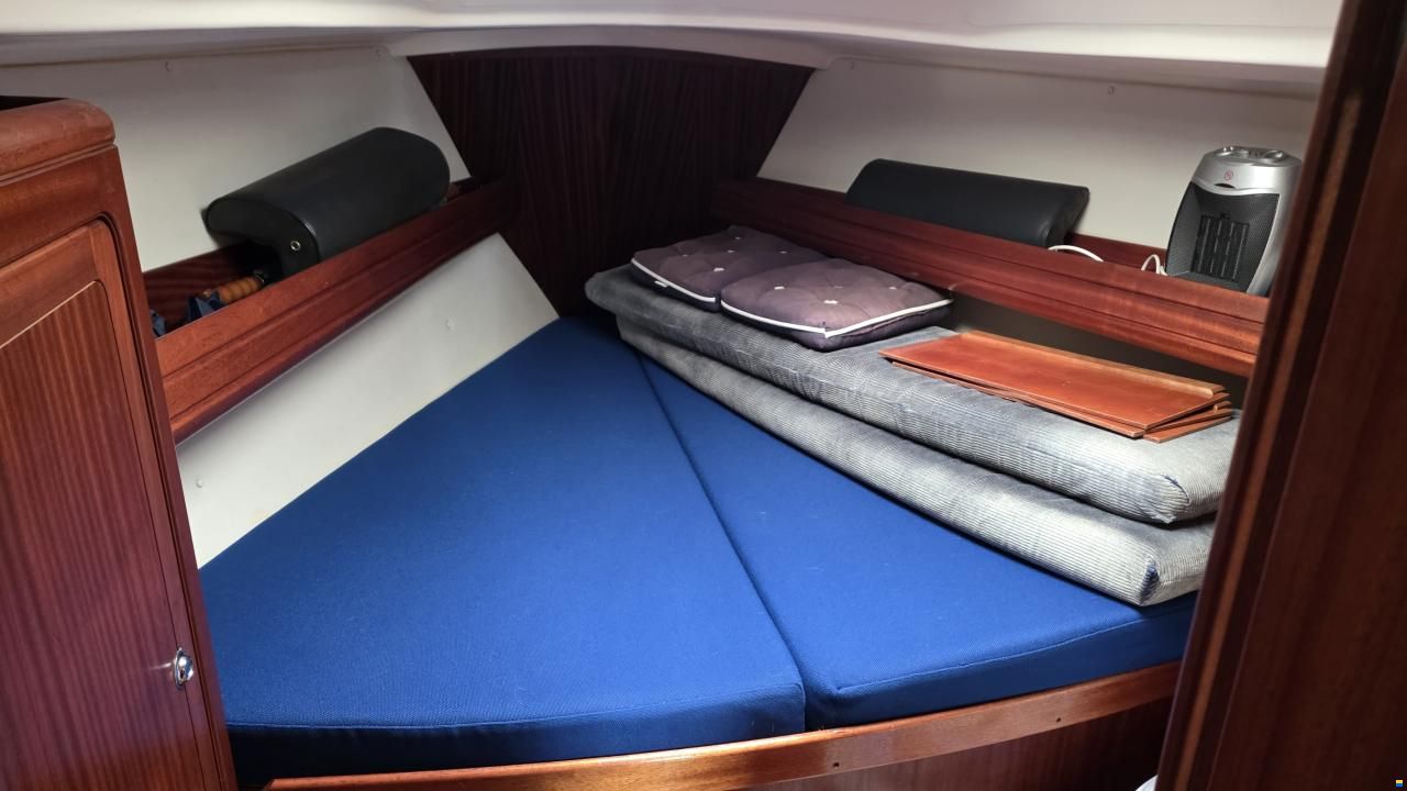Bavaria C37-2 cabin