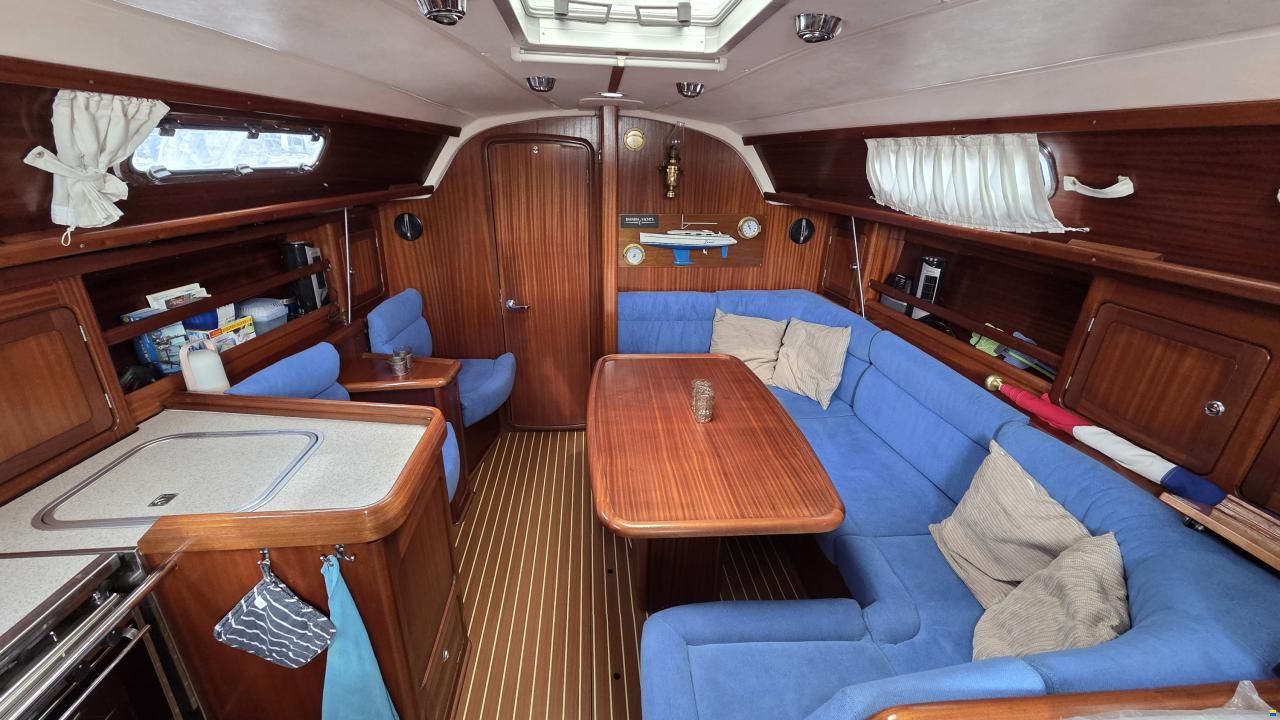 Bavaria C37-2 cabin