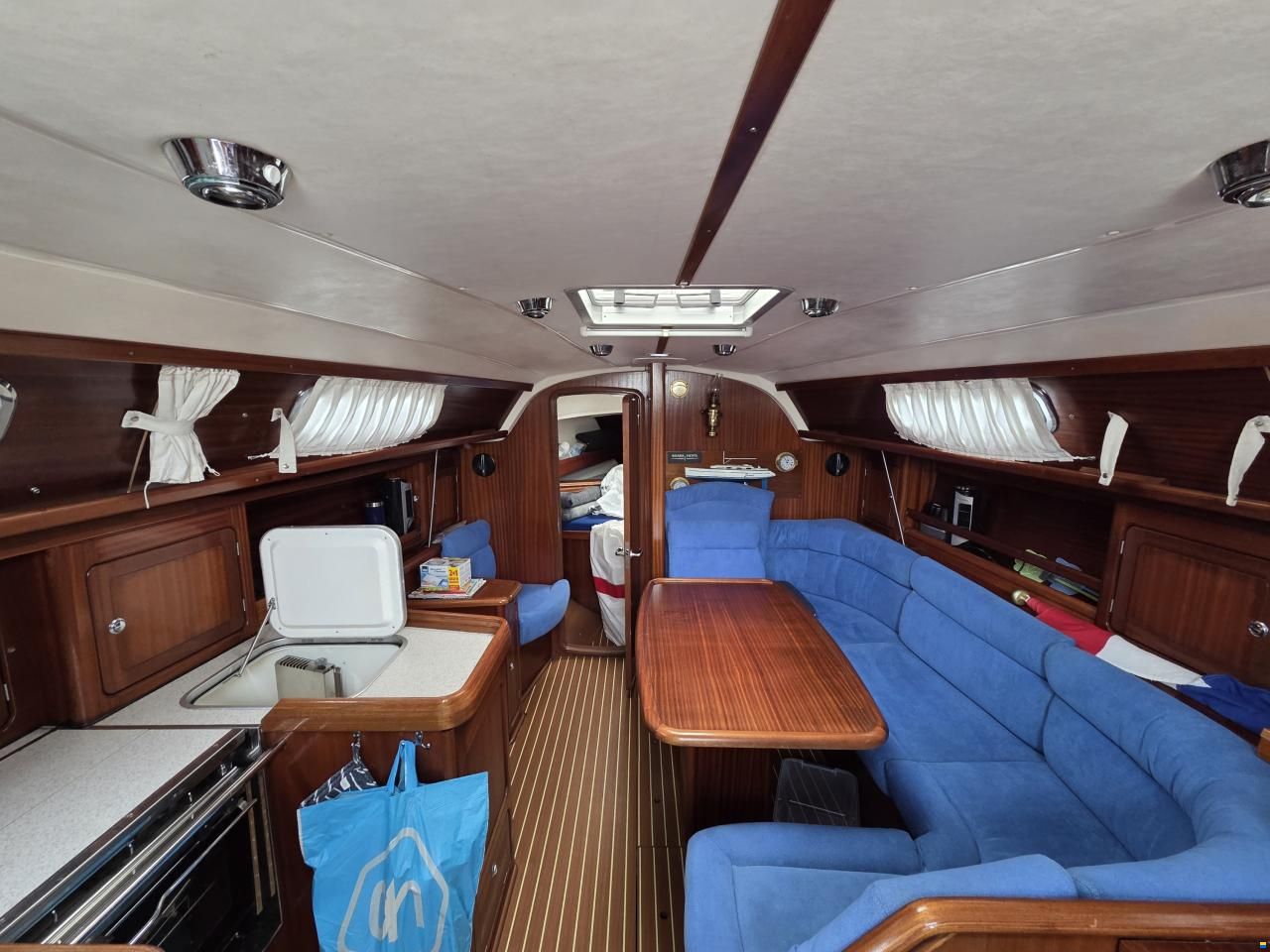 Bavaria C37-2 cabin