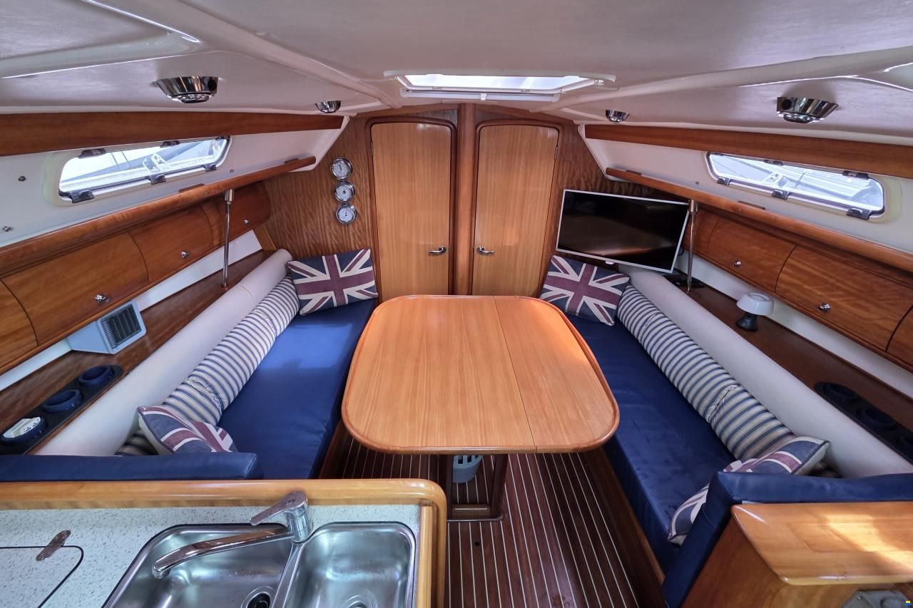 Bavaria 36-3 cabin