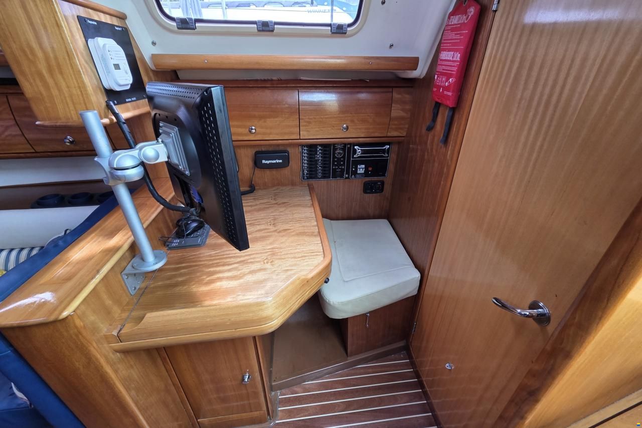Bavaria 36-3 cabin