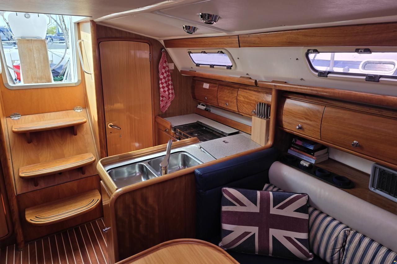 Bavaria 36-3 cabin