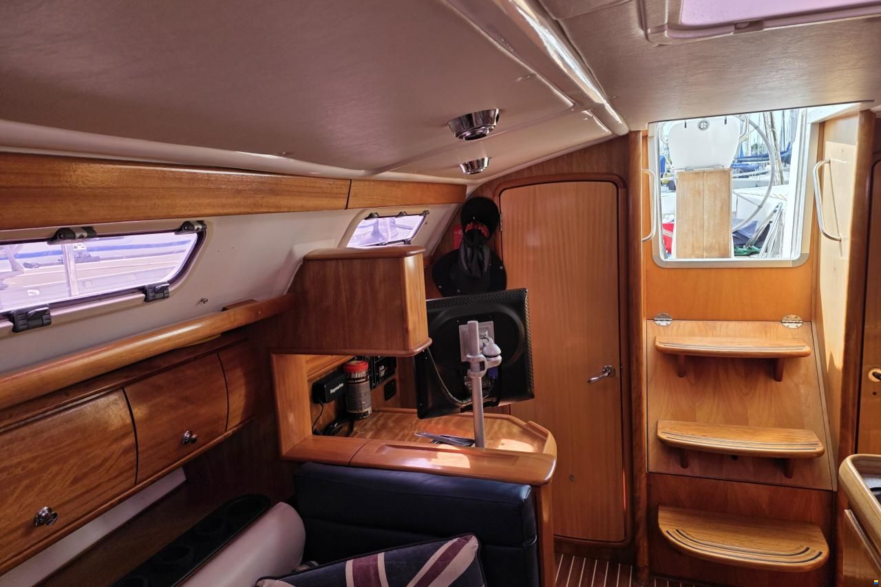 Bavaria 36-3 cabin