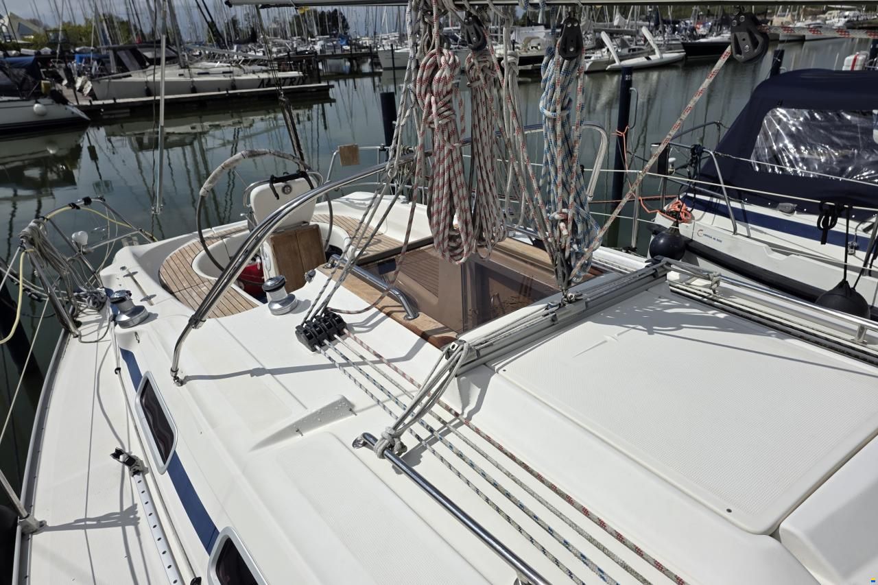 Bavaria 36-3 cabin