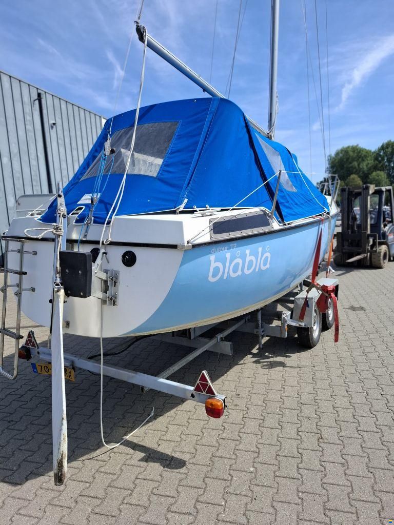 Dufour T7