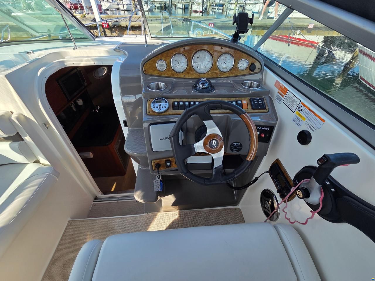Rinker 260 Express Cruiser