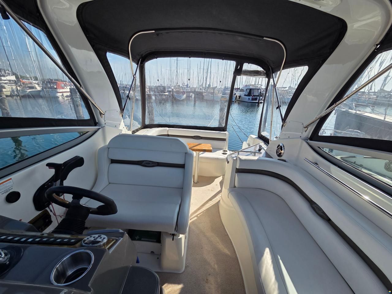 Rinker 260 Express Cruiser