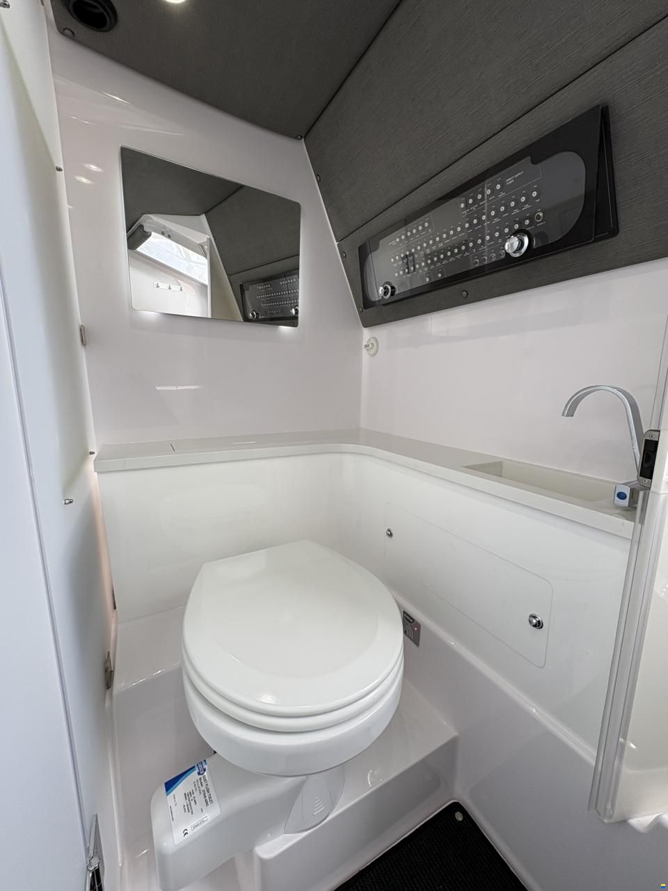 Axopar 37 XC Cross Cabin
