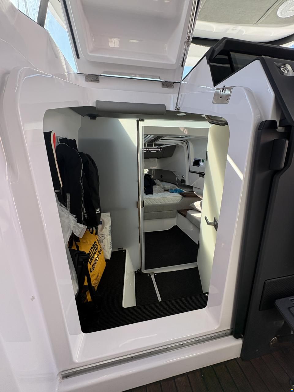 Axopar 37 XC Cross Cabin