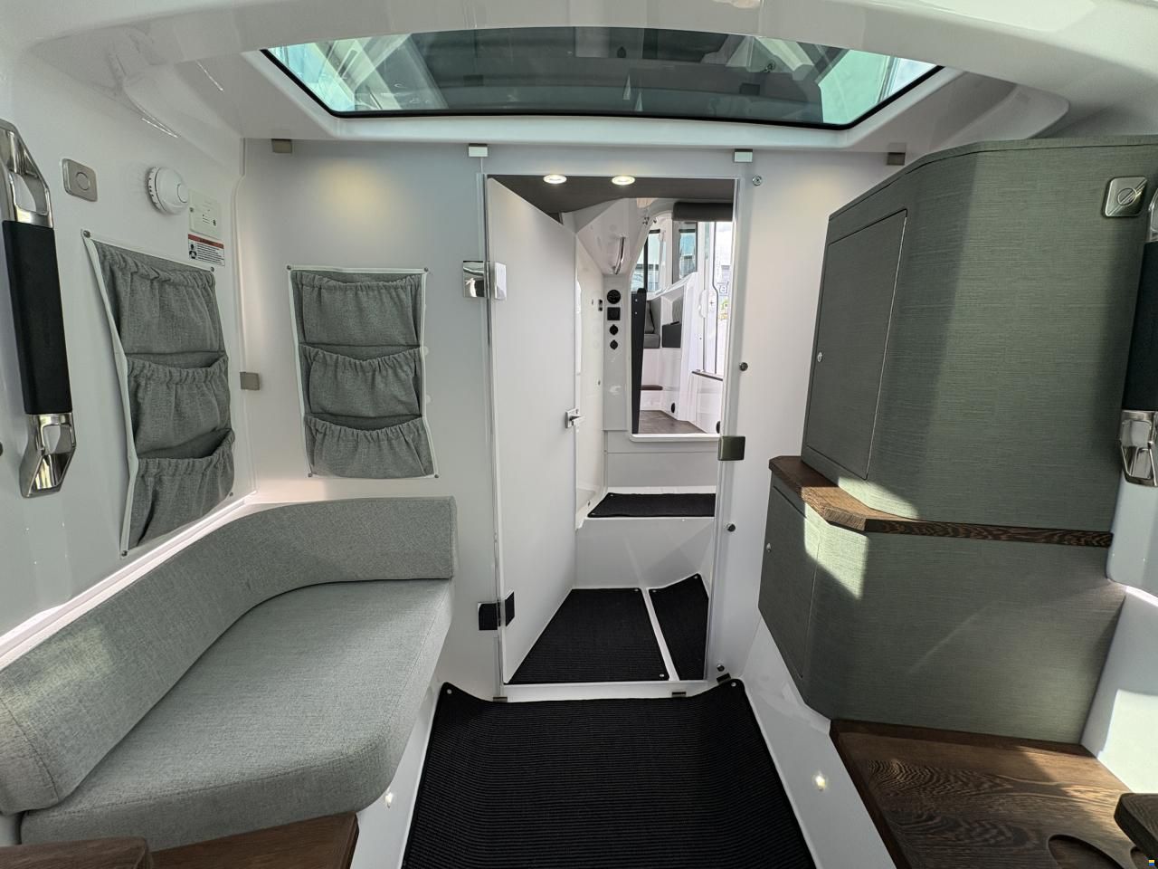 Axopar 37 XC Cross Cabin