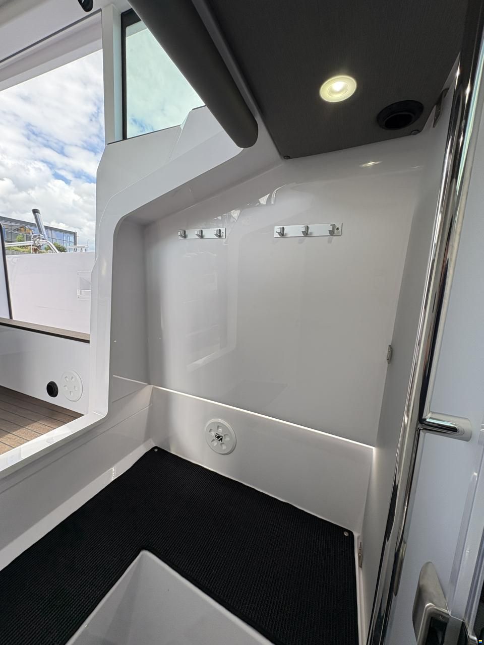 Axopar 37 XC Cross Cabin